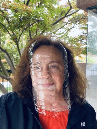 Мать пользователя @gaygigante в Twitter создала маску из 5-литровой бутылки воды и двух эластичных нитей. Фото скриншот @GAYGIGANTEM
