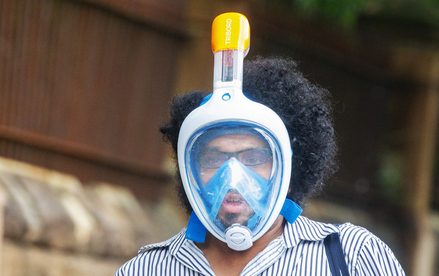 Австралиец из Сиднея решил использовать маску аквалангиста, чтобы защититься от вируса. Фото Getty