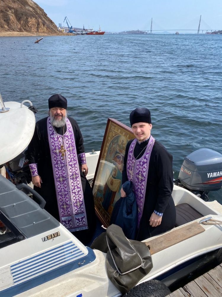Священники на катере. Фото Пресс-служба Владивостокской епархии