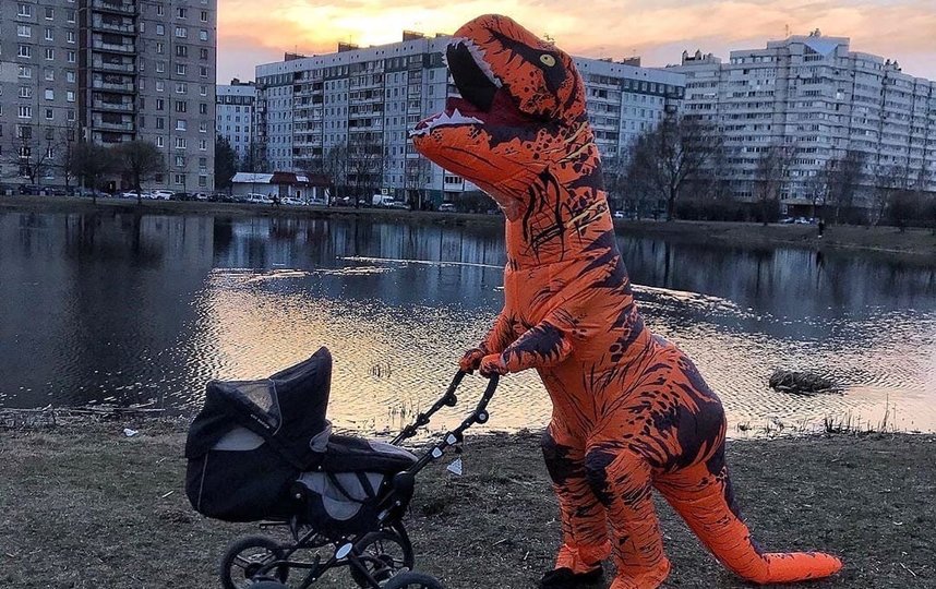 В Петербурге "динозавр" вышел гулять с ребёнком. Фото spb_today_unpublished, vk.com