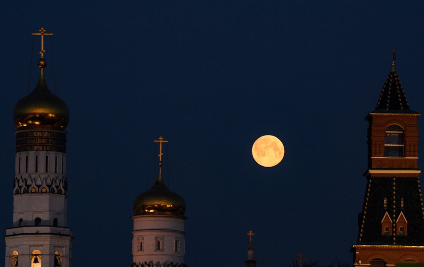 Жители Москвы могли наблюдать суперлуние. Фото AFP