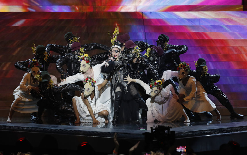 Мадонна на "Евровидении-2019" показала будущее в противогазах. Фото Getty