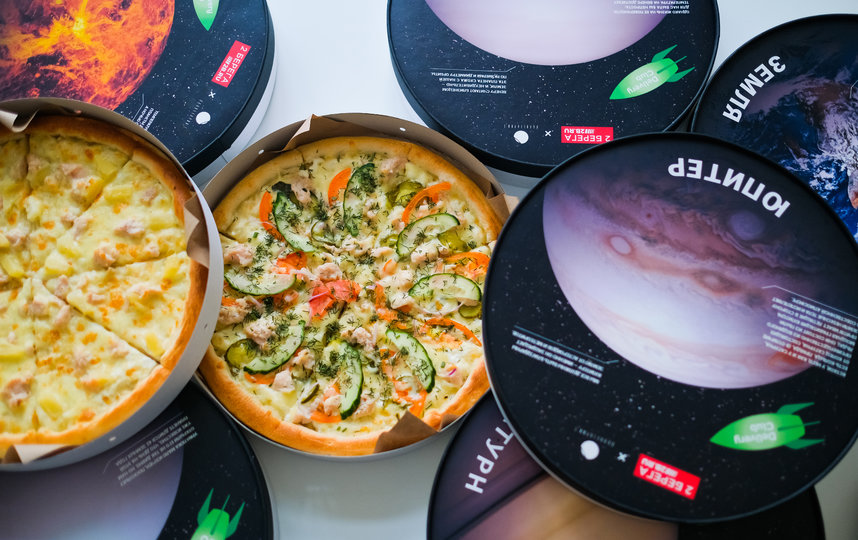 В Петербурге выпустили круглые коробки для пиццы ко Дню космонавтики ...