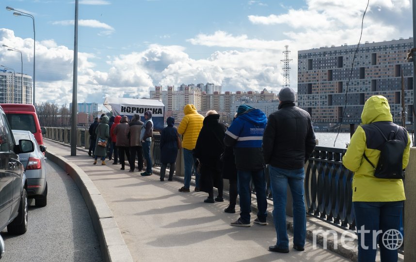 В Петербурге за корюшкой выстраиваются длинные очереди. Фото Алены Бобрович, "Metro"