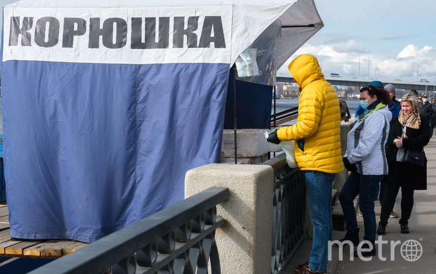 В Петербурге за корюшкой выстраиваются длинные очереди. Фото Алены Бобрович, "Metro"