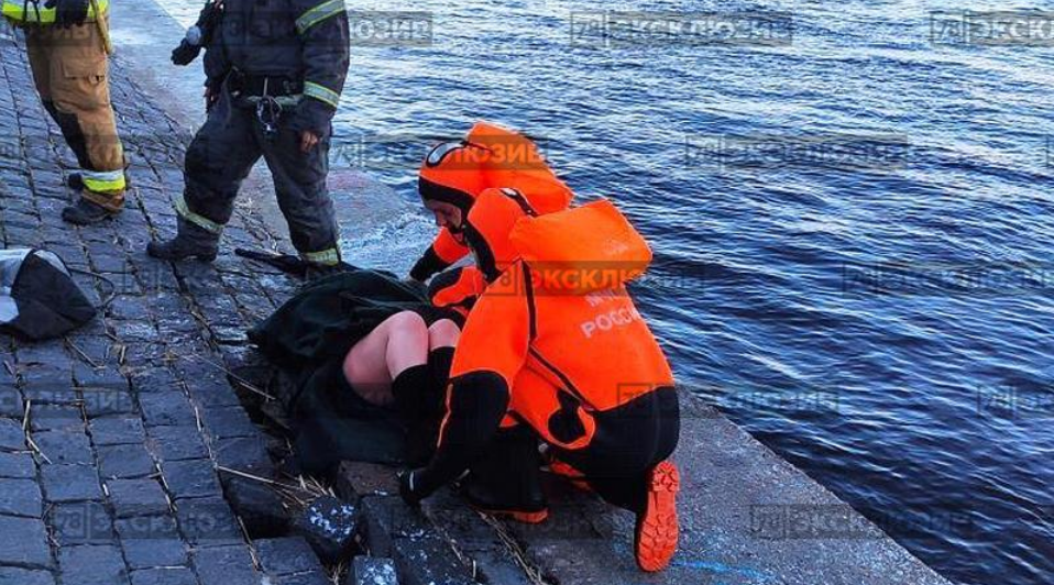 Спасли ли. МЧС спасли на Неве в Санкт-Петербурге. Спасатели на набережной. Девушка спасатель Питер. Тюмень набережная спасатели.