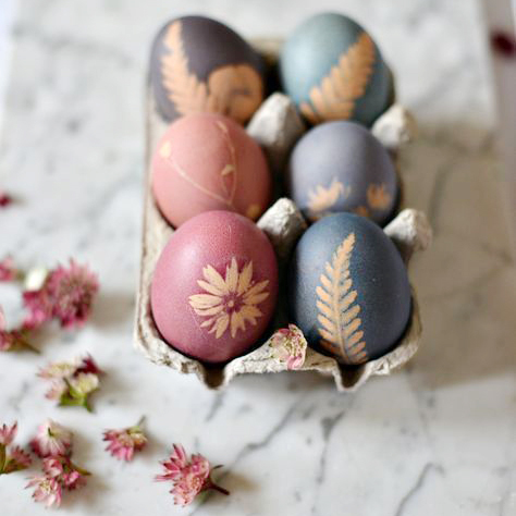 Как сделать красивые отпечатки растений на яйцах. Фото instagram/forest.wreath