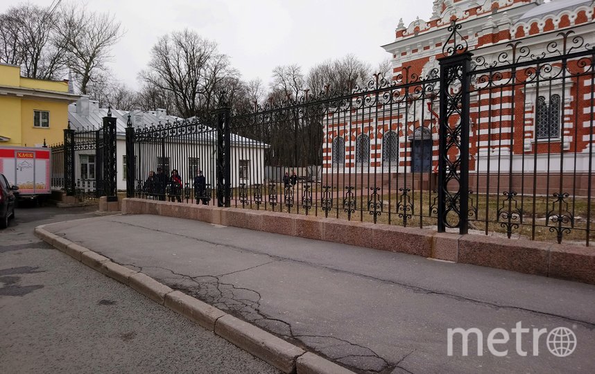 Смоленское кладбище известно по всей России из-за мощей Ксении Блаженной. Фото Фото автора, "Metro"