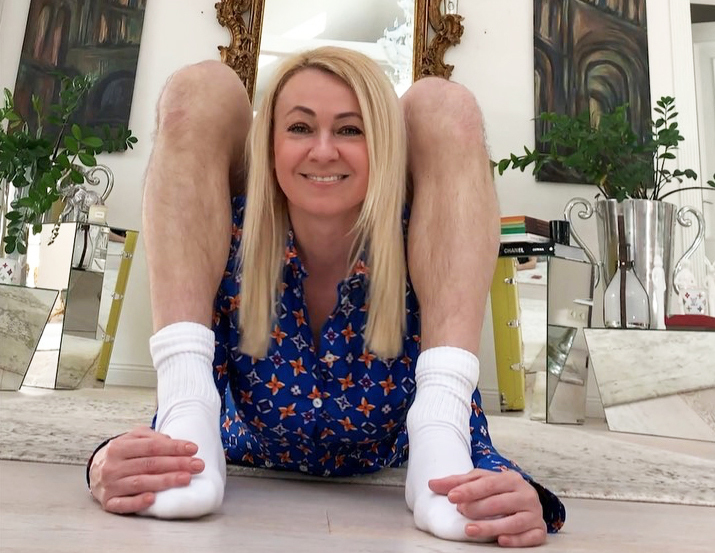 Яна Рудковская показала подписчикам волосатые ноги на карантине. Фото скриншот видео instagram @rudkovskayaofficial
