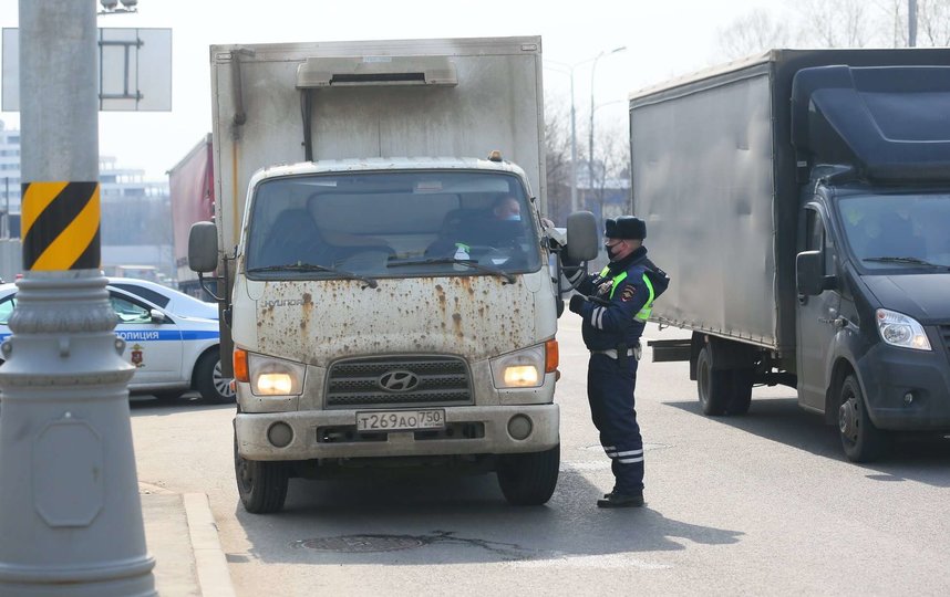 Мебель на дорожной улице