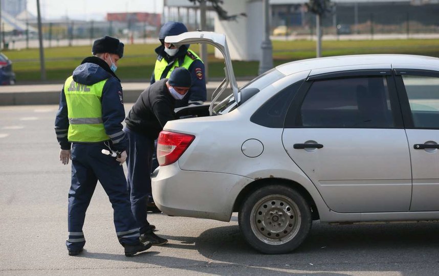 Пропускная система начнёт действовать в городе только 15 апреля, однако на въездах в Москву уже выставлены полицейские посты. Фото Василий Кузьмичёнок