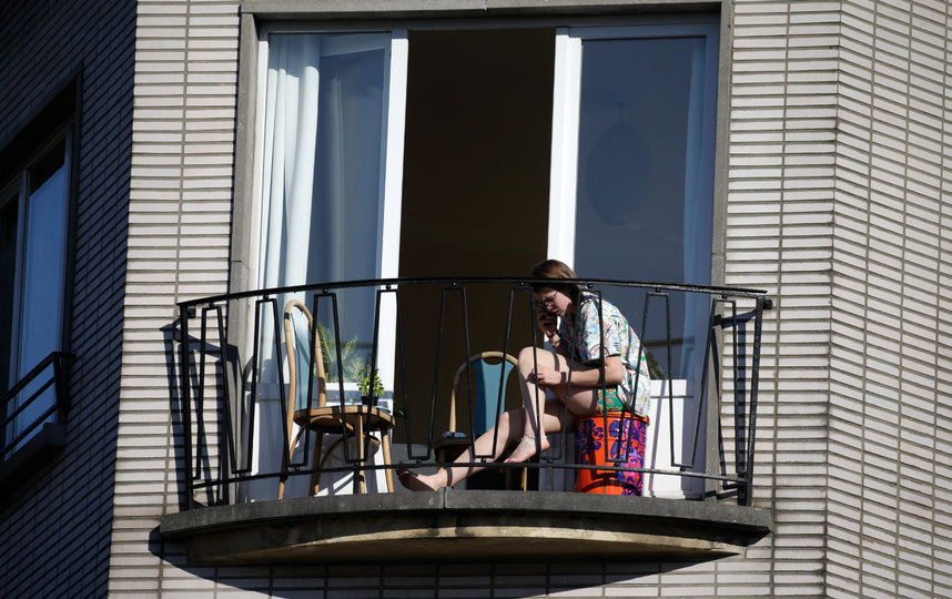 В Бельгии на балконах загорают. Фото AFP