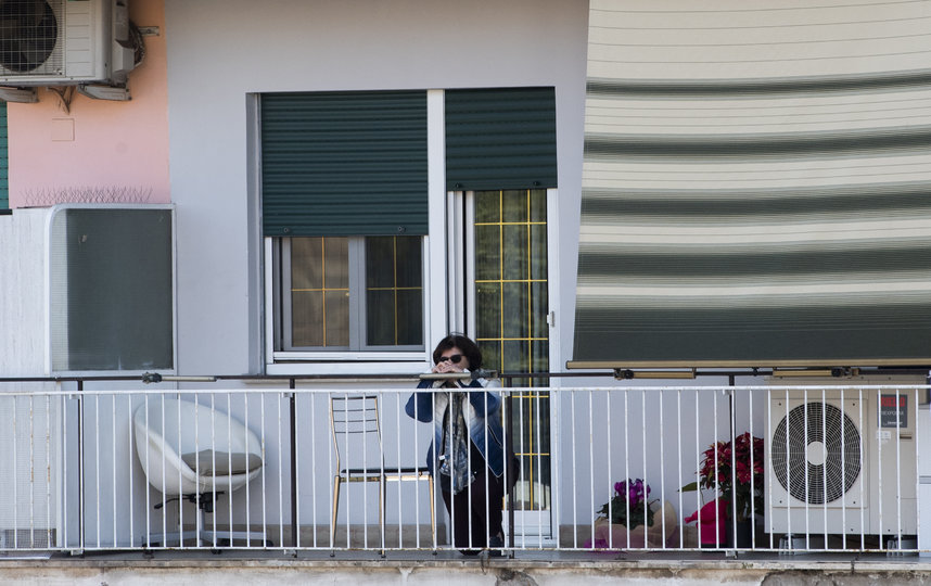 Жители Рима наблюдают за мессой в Вербное (Пальмовое) воскресенье. 5 апреля. Фото AFP