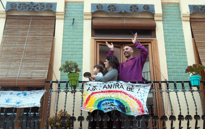 Украшают балконы плакатами. Надпись гласит: "Всё будет хорошо". Валенсия, Испания. Фото AFP