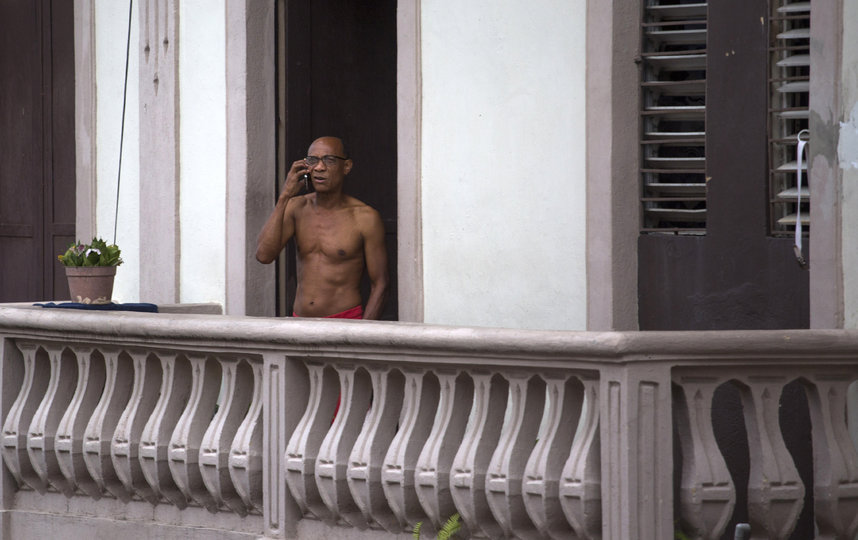 Разговаривают по телефону. Санто-Доминго, Доминиканская Республика. Фото AFP