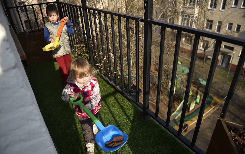 Прогулку с детьми можно совершить и на балконе. Москва. Фото AFP