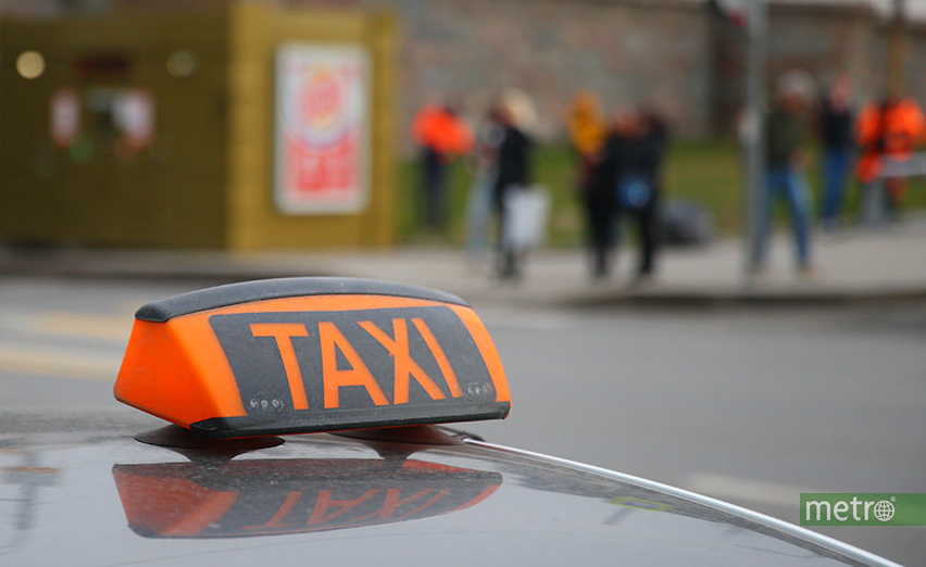 Водители такси в Москве будут проверять наличие у пассажира цифрового пропуска, необходимого для передвижения по городу на транспорте. Фото Василий Кузьмичёнок