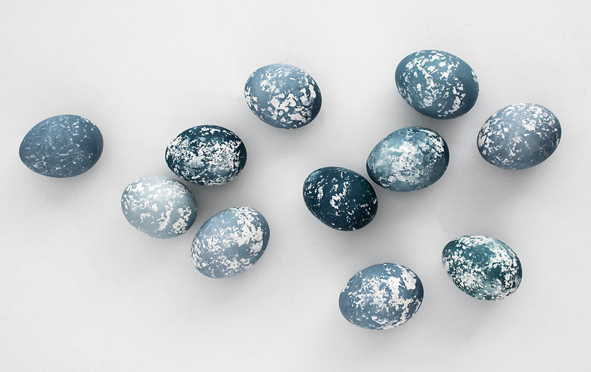 Необычное окрашивание пасхальных яиц. Фото instagram/forest.wreath