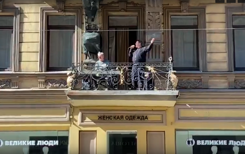В Петербург появились "балконные" музыканты. Фото Скриншот Youtube