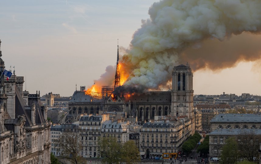 Пожар произошёл вечером 15 апреля 2019 года. Фото AFP
