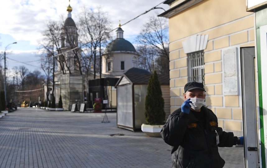 По словам Екимова, из-за вспышки коронавируса и режима самоизоляции число прощающихся на похоронах сократилось в среднем с 50 до 7–8 человек. Фото РИА Новости