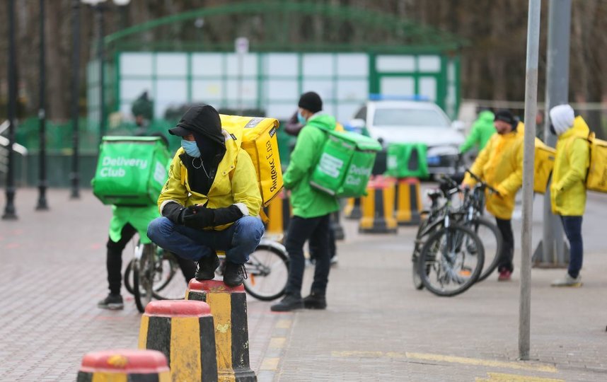 Некоторые курьеры в Москве не соблюдают предписания. Фото Василий Кузьмичёнок