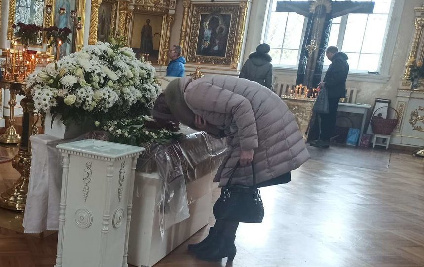 Прихожанка прикладывается к плащанице Христа в Князь-Владимирском соборе. Фото Людмила Сагайдачная