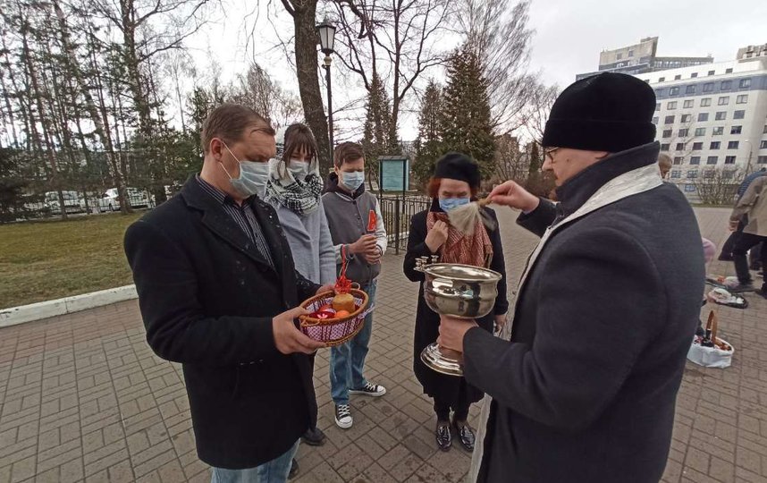 Освящение куличей в храме Дмитрия Солунского в Коломягах. Фото Святослав Акимов, Metro