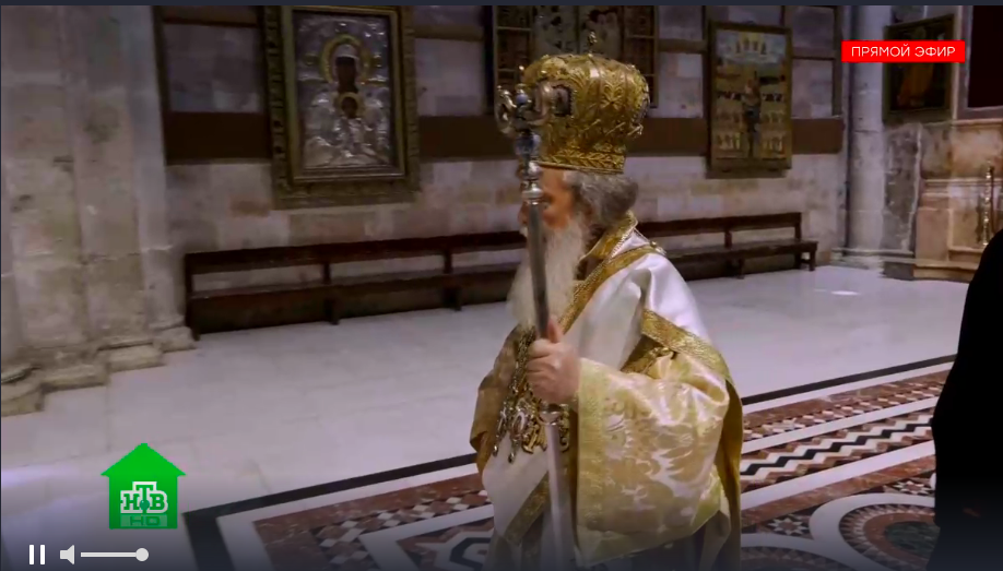 Патриарх Иерусалимский Феофил в пустом храме Гроба Господня. Фото Скриншот телетрансляции "НТВ".