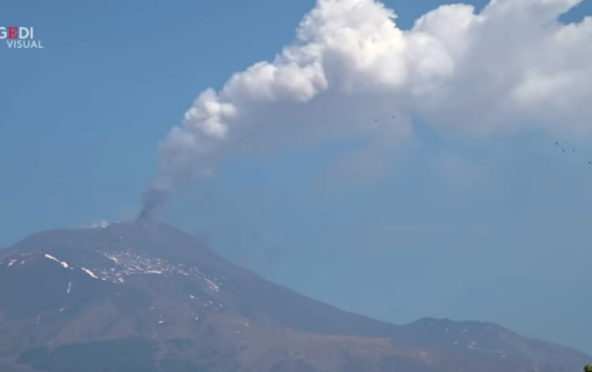 На Сицилии проснулся вулкан Этна: фото и видео