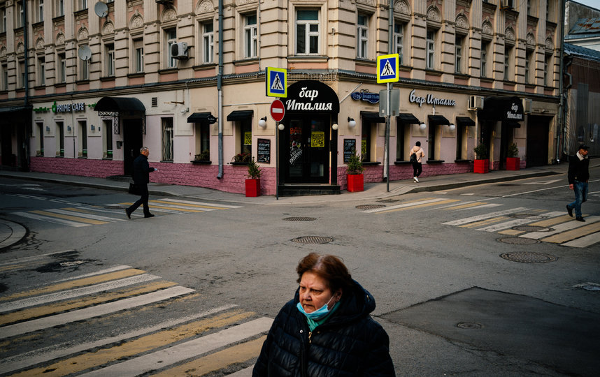 Пока столичные кафе и бары закрыты, но малый бизнес получит поддержку во время пандемии коронавируса. Фото AFP