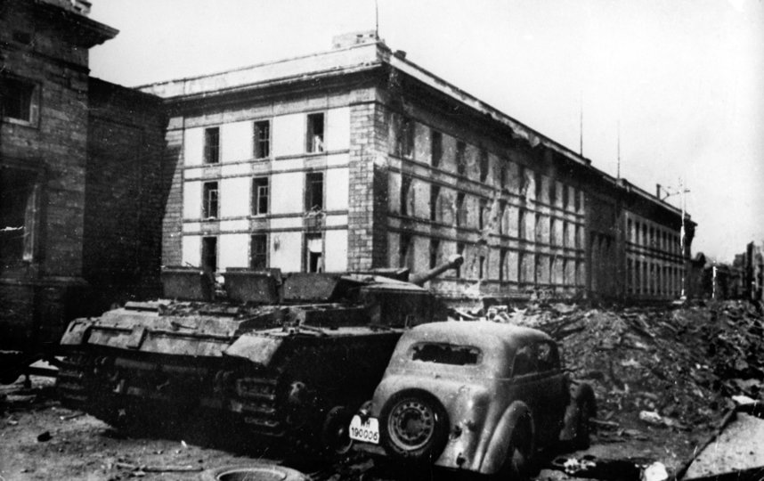 Здание имперской канцелярии в Берлине, под которым находился бункер Гитлера. Фото РИА Новости