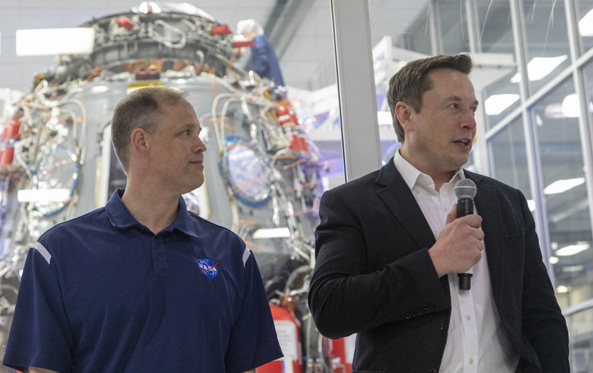 Директор НАСА Джим Брайнстайн и основатель SpaceX Илон Маск. Фото Getty