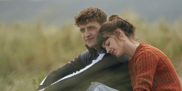Кадр из сериала "Нормальные люди". Кадр из сериала "Нормальные люди".
