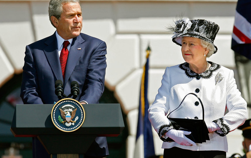 Президент США Джордж Буш-младший и королева Великобритании Елизавета II. 2007 год. Фото Getty