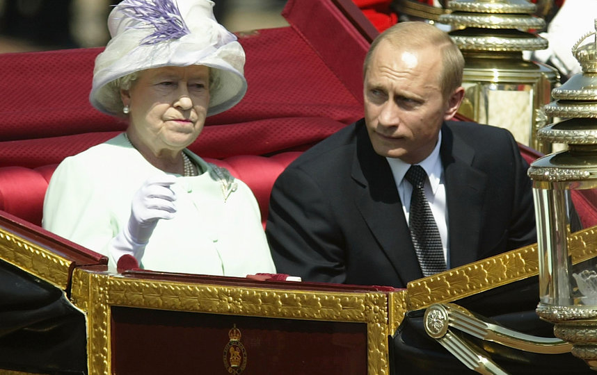 Президент России Владимир Путин и королева Великобритании Елизавета II. 2003 год. Фото Getty