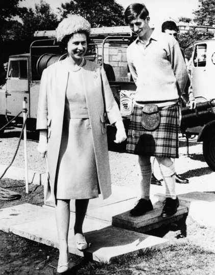 Королева Елизавета II и её сын принц Чальз. 1967 год. Фото Getty