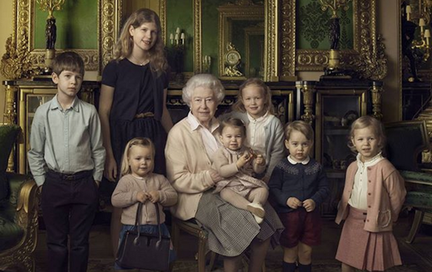 Королева Елизавета II с детьми королевской семьи. Фото Instagram @theroyalfamily