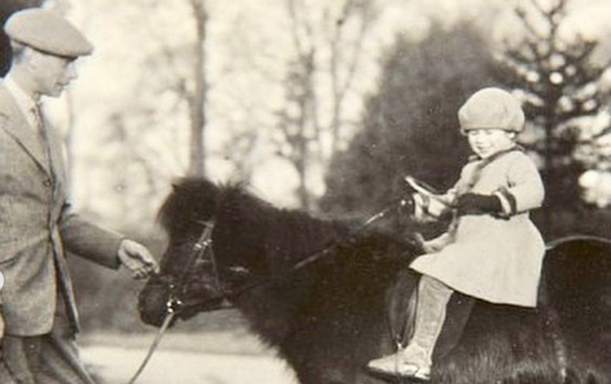 На этом снимке 6-летняя Елизавета II верхом на своём пони. Фото Instagram @theroyalfamily