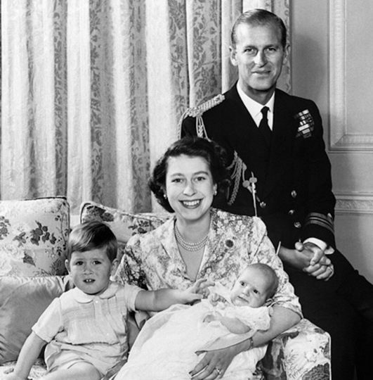 Королева Елизавета II с мужем и детьми. Фото Instagram @theroyalfamily