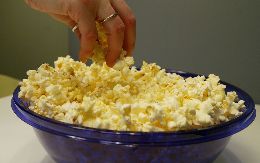 Попкорн можно готовить в микроволновке без опасений. Фото Getty