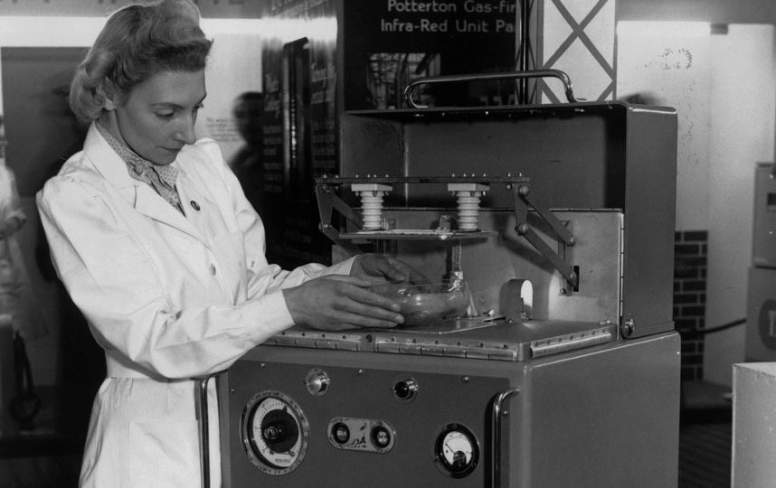 Прототип современной СВЧ-печи, 1947 год. Фото Getty