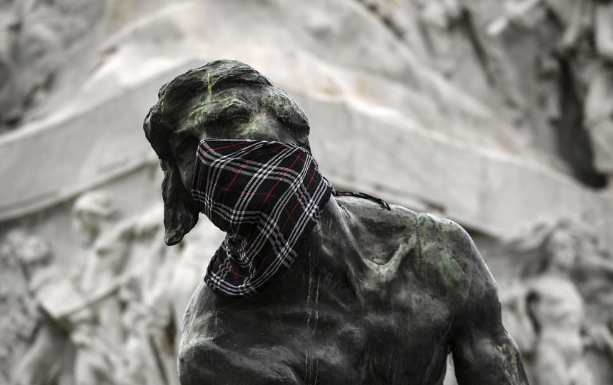 Буэнос-Айрес, Аргентина. С 15 апреля в городе обязательно ношение масок в общественных закрытых помещениях. Также жителям рекомендовано носить их и на открытых пространствах. Фото AFP