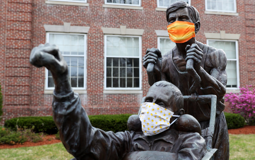 Тканевые защитные маски украшают статую Рика и Дика Хойта. Хопкинтон, Массачусетс, США. Фото Getty