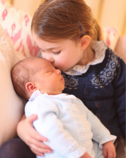 Принц Луи с сестрой принцессой Шарлоттой. Фото Instagram @kensingtonroyal