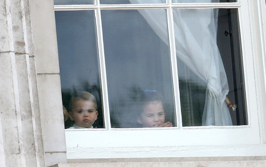 Принц Луи c другими детьми за стеклом Букингемского дворца. Фото Getty
