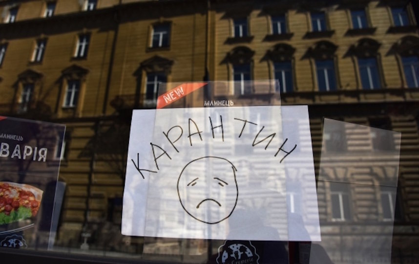 Листок с надписью "карантин" в витрине одного из закрытых кафе. Фото РИА Новости