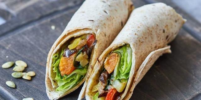 Vegan сендвич-ролл с печёными овощами. Vegan сендвич-ролл с печёными овощами.