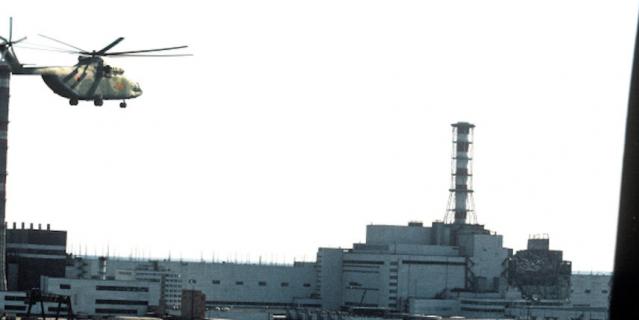 К взорвавшемуся реактору направляется вертолёт. К взорвавшемуся реактору направляется вертолёт.