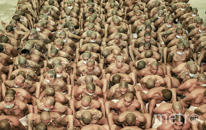 В тюрьме Сальвадора сотни голых заключённых заставили сидеть вплотную друг к другу: шокирующие фото